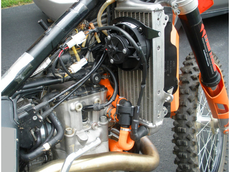 Вентиляторы радиатора охлаждения мотоциклов ENDURO и I-CROSS. Обзор установочных комплектов вентилятора Spal VA32-A101-62A.